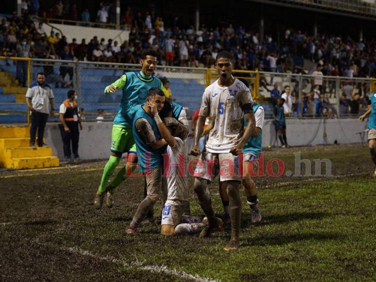 Incesante lluvia, fango y goleada: Así se vivió el triunfo de Honduras ante Jamaica