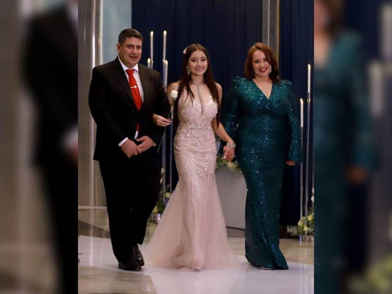 Prom 2024 de la Mayan School: Un sofisticado festejo colmado de excelencia