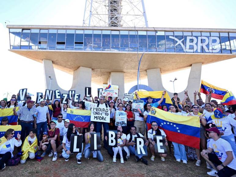 Entre pancartas y consignas, venezolanos votan en el exterior