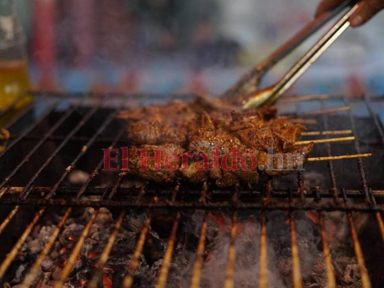 Alphonso Davies y las carnitas asadas enloquecen a la afición: así se vive el Honduras-Canadá