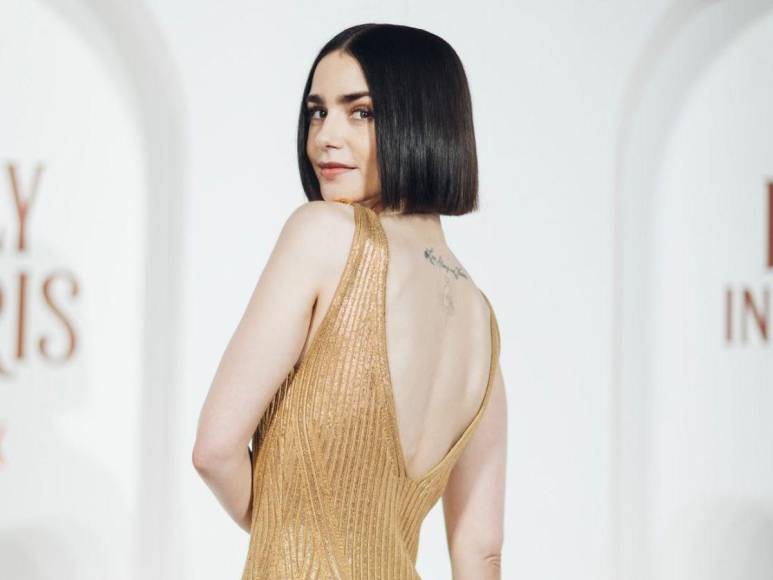 Lily Collins arrasa en el estreno de Emily In Paris en Roma con un escotado vestido dorado