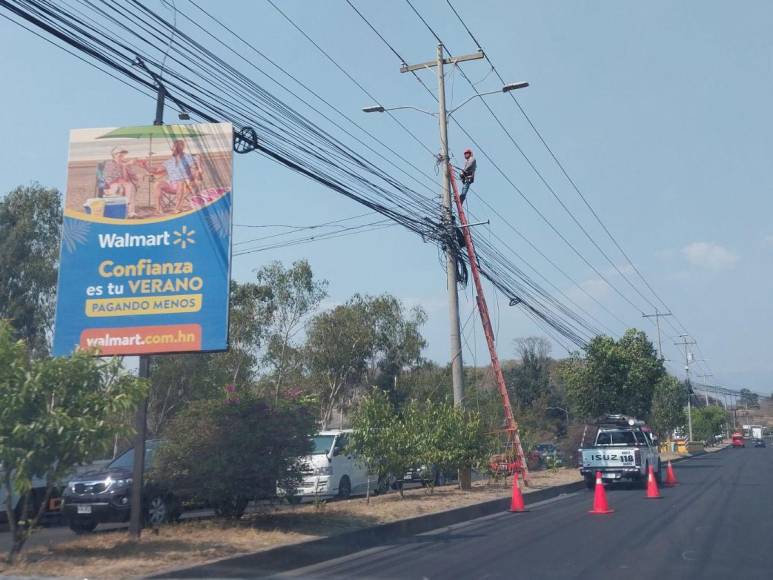 Carros dañados y postes caídos: imágenes del accidente de rastra en anillo periférico