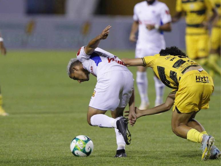 Lluvia de amarillas, polémica y crisis aurinegra: las imágenes del triunfo de Olimpia sobre Real España