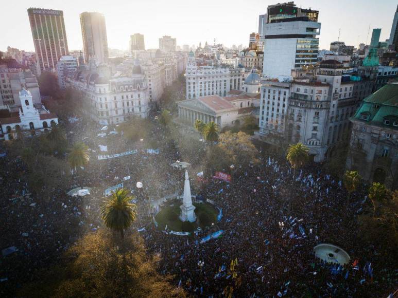 FOTOS: Argentinos salen a las calles para condenar ataque contra Cristina Kirchner