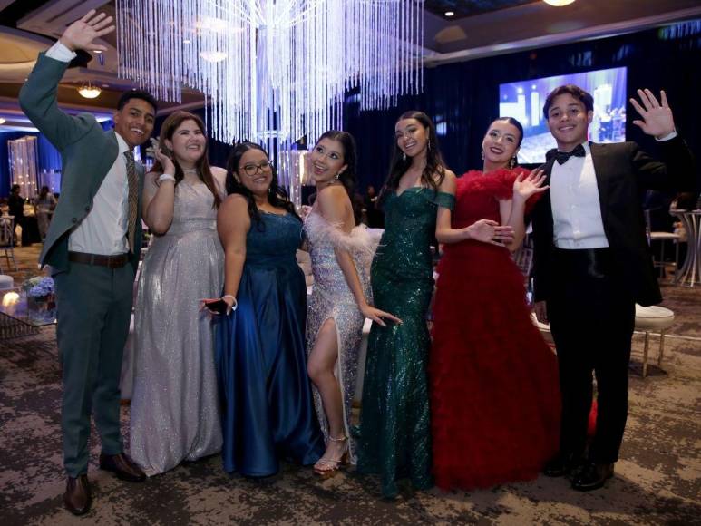 Prom 2024 de la Mayan School: Un sofisticado festejo colmado de excelencia