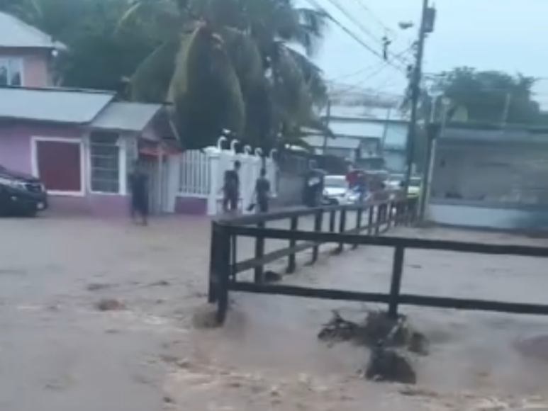 Derrumbes y mar revuelto, efectos del frente frío en Roatán