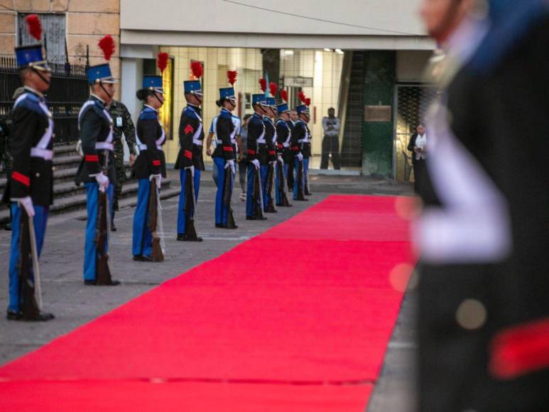 Sobrio y elegante: presidenta Xiomara Castro elige un look rojo para celebrar el 15 de septiembre