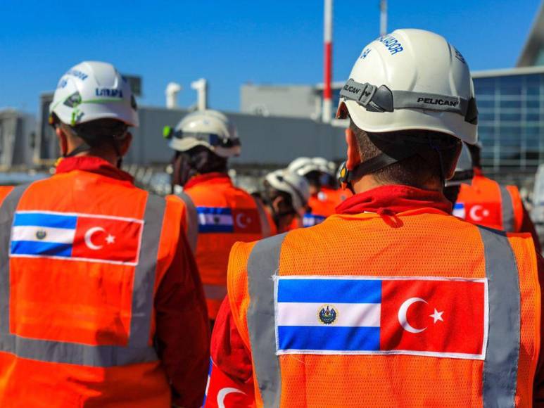 Con 100 especialistas y varios perros de búsqueda: así es el equipo que envío Bukele para ayudar a Turquía tras desvatador terremoto