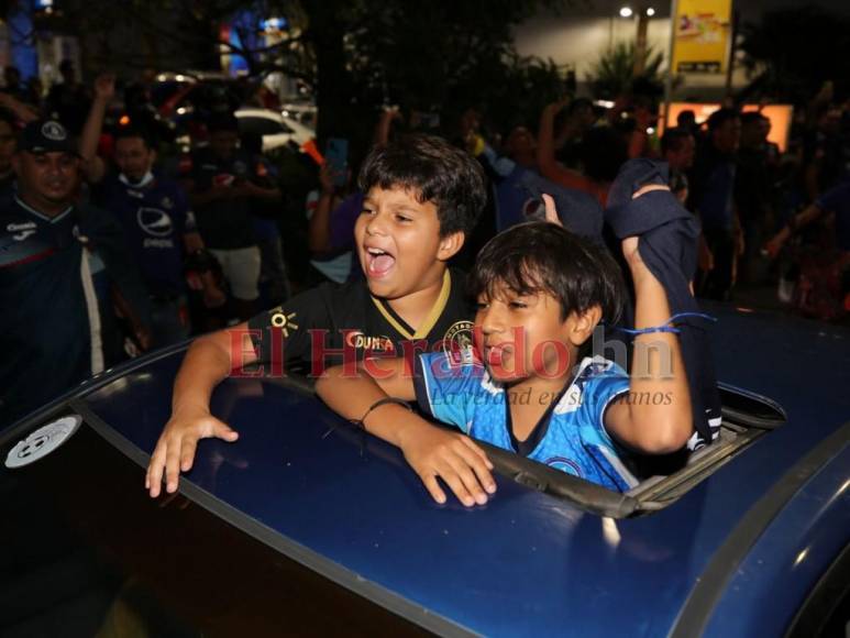 ¡Locura total! Afición de Motagua monta carnaval en la capital tras conquista de la 18