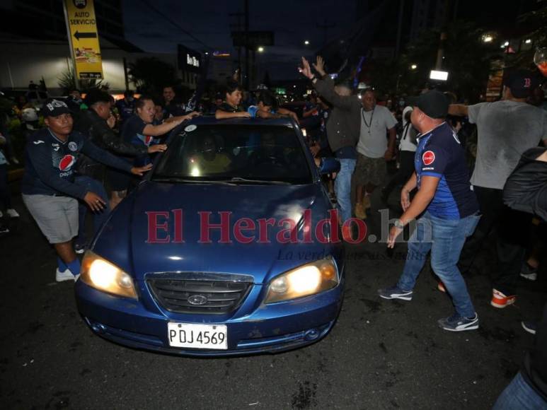 ¡Locura total! Afición de Motagua monta carnaval en la capital tras conquista de la 18