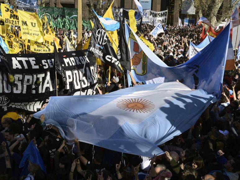 FOTOS: Argentinos salen a las calles para condenar ataque contra Cristina Kirchner