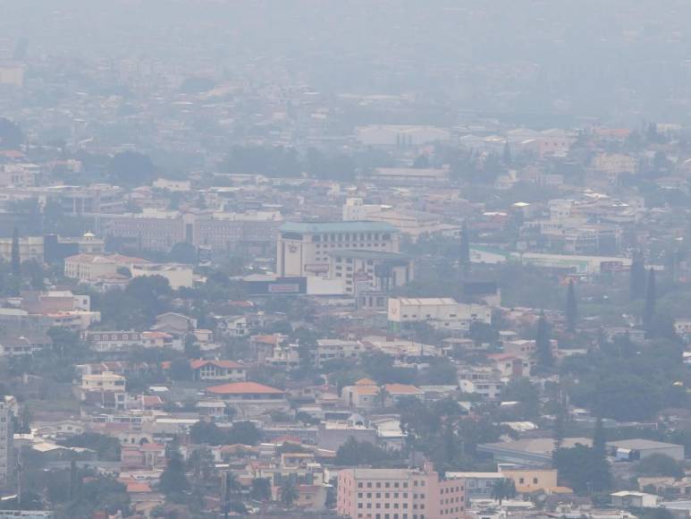 Así se ve la capital escondida en una nube de humo