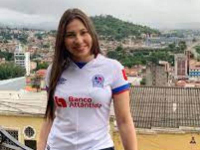 Annie Córdova, la bella novia de Luis Palma que roba miradas en el partido de la H