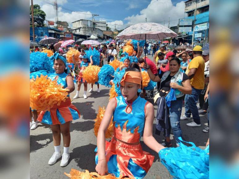 Así resaltaron las palillonas y pomponeras de primaria en las fiestas de independencia 2023