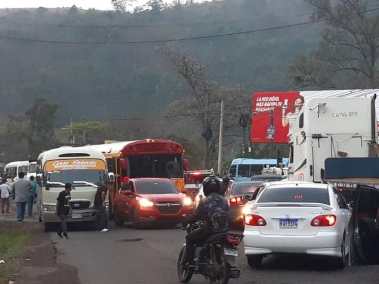 Largas filas, caminatas forzadas y pérdidas deja paro de transporte en varias zonas de Honduras