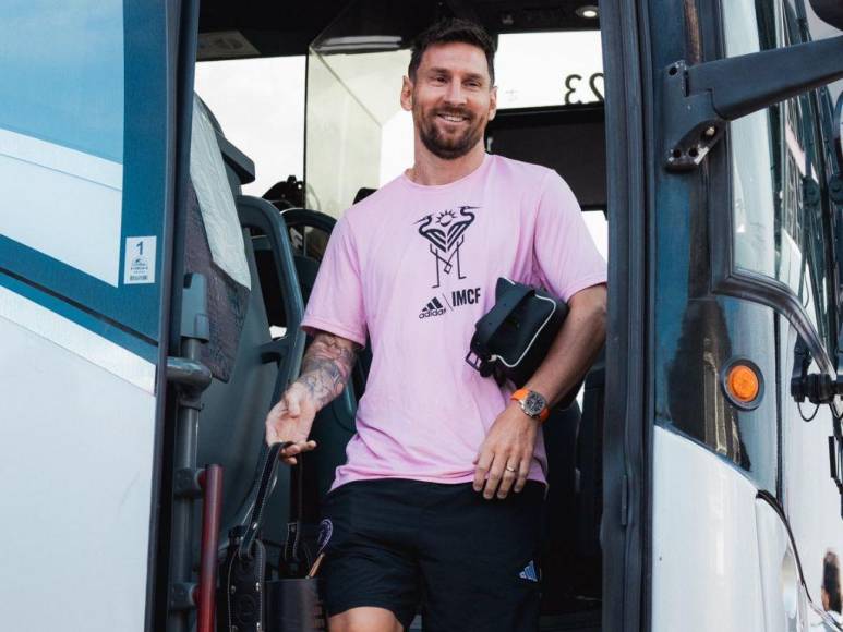 Sonriente y con “selfie” incluida con aficionados: así fue la llegada de Messi para su debut con el Inter Miami