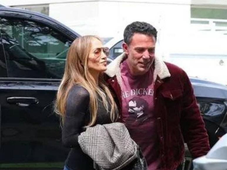 JLo pasea con un amigo en medio de ‘crisis matrimonial’ con Ben Affleck