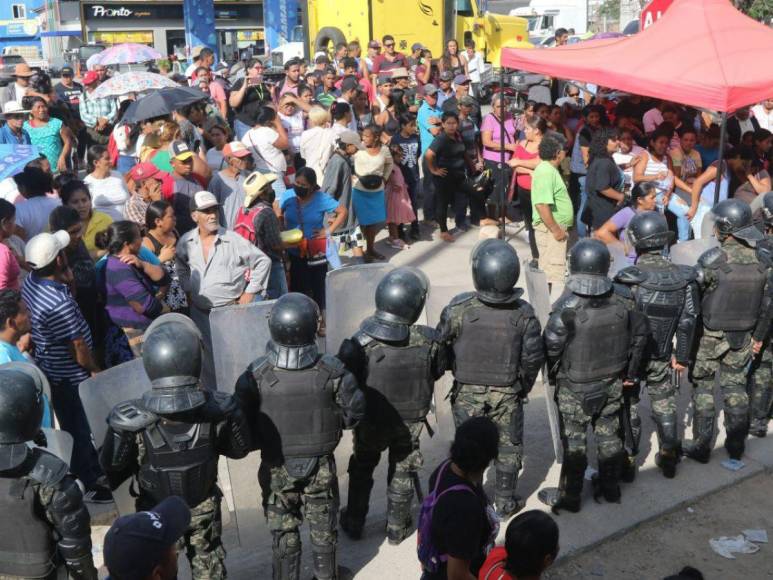 Hermetismo, angustia de familiares y fuerte resguardo militar: las imágenes que dejó la reyerta en cárcel de Comayagua