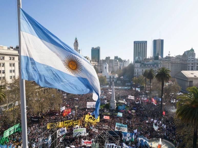 FOTOS: Argentinos salen a las calles para condenar ataque contra Cristina Kirchner