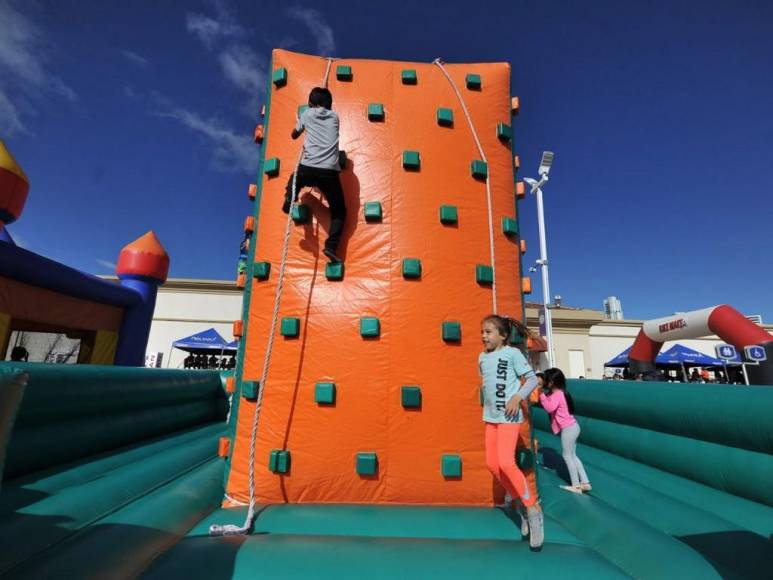 Entre trampolines y algodones de azúcar disfrutan grandes y chicos del ambiente en Vuelta Infantil 2022