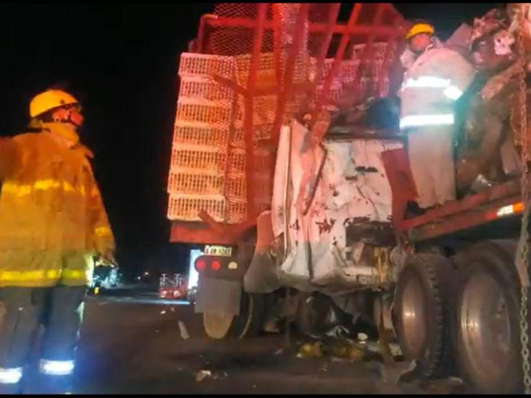 Las impactantes imágenes del choque de una rastra contra el peaje de Santa Cruz de Yojoa