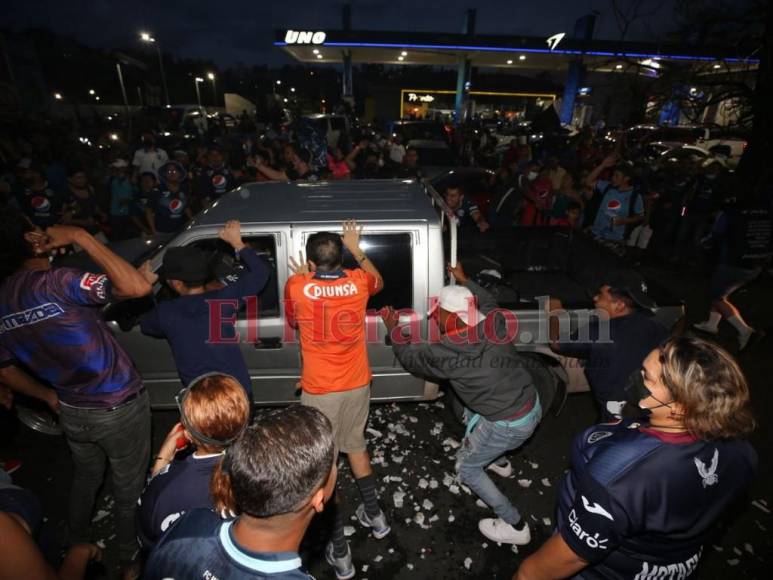 ¡Locura total! Afición de Motagua monta carnaval en la capital tras conquista de la 18