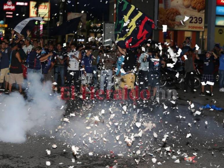 ¡Locura total! Afición de Motagua monta carnaval en la capital tras conquista de la 18