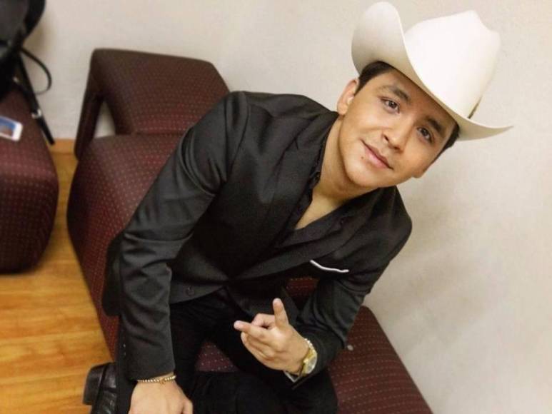 Tatuajes, barba y amor por la moda, el antes y después de Christian Nodal