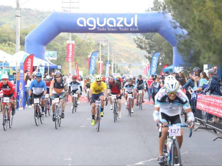 Juventud y tercera edad viven la adrenalina en la Vuelta Ciclística 2022 de EL HERALDO