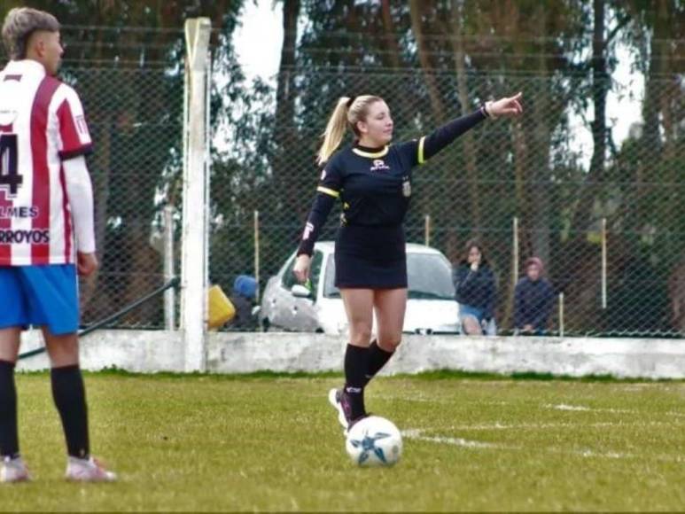 ¿Quién es Dalma Cortadi, la árbitra que fue agredida en un partido de fútbol en Argentina?