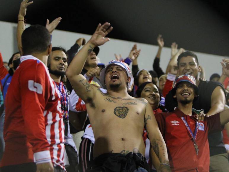 ¡Con juego de luces! Así celebró la Ultra Fiel el triunfo del Olimpia