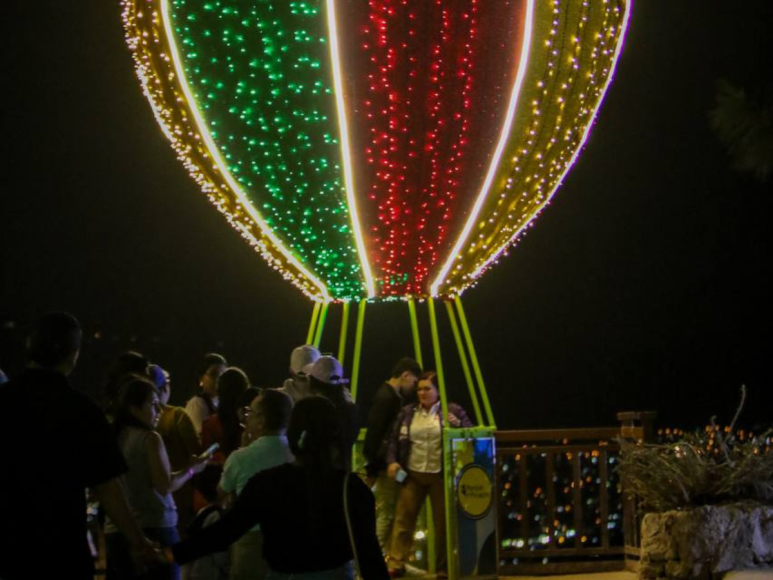 Luces navideñas adornan las noches en El Picacho