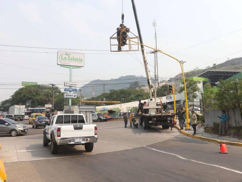 Instalan semáforo para que buses ingresen al mercado Perisur