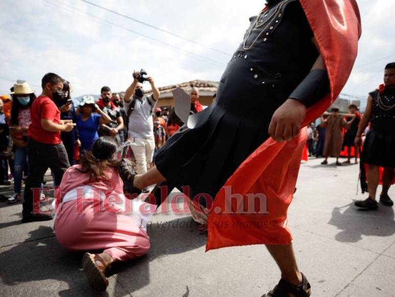 Las impresionantes imágenes del Vía Crucis de la iglesia El Calvario de Comayagüela