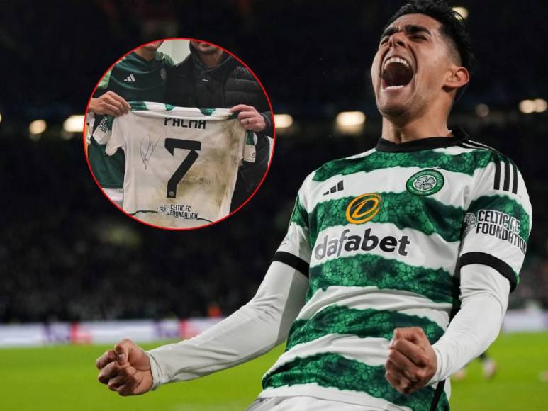 Luis Palma le regala camisa del Celtic al futbolista hondureño Roger Espinoza