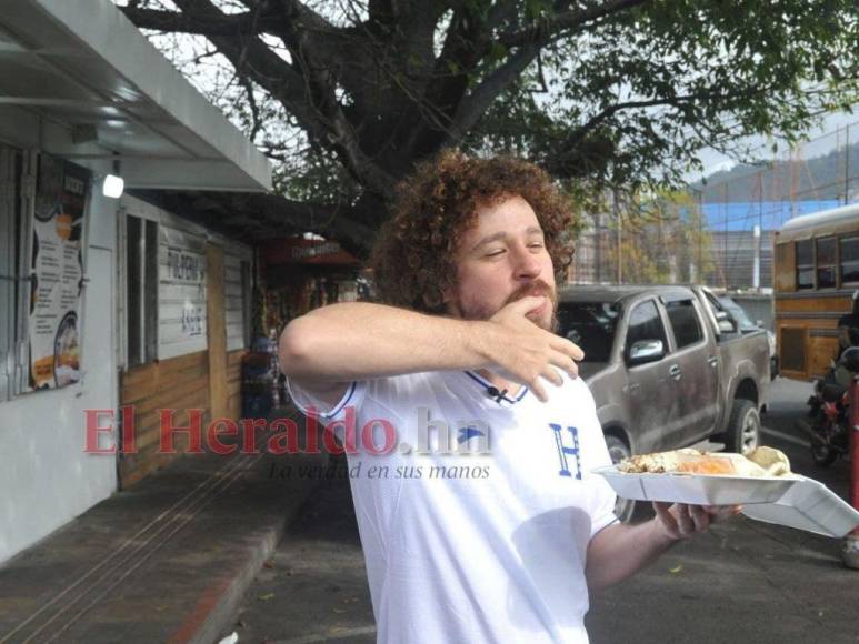 En imágenes: así saborea Luisito Comunica las baleadas en la capital