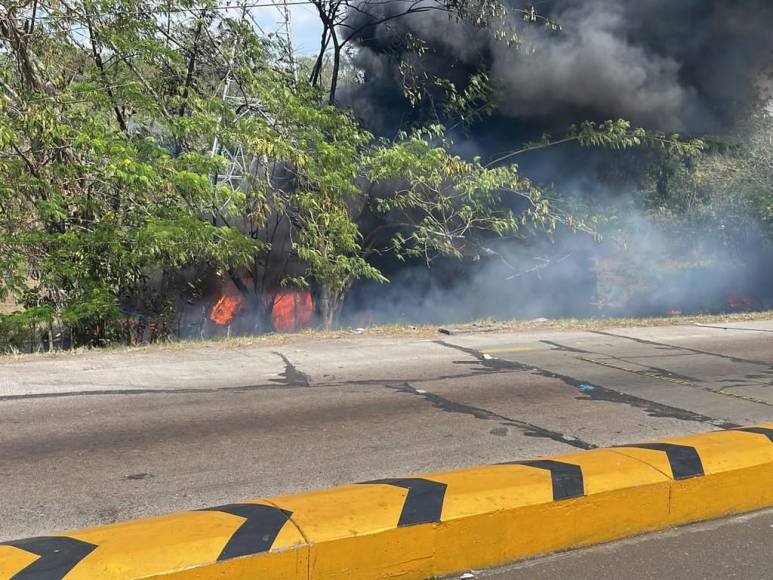 Destrozos e incendio: Las imágenes del múltiple accidente en peaje de Yojoa