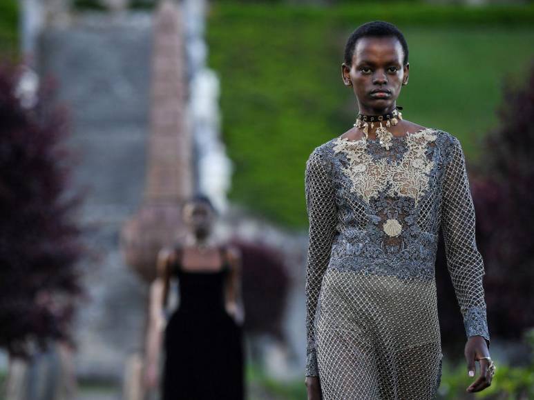 Desfile Dior Cruise 2025: Un derroche de elegancia en Escocia