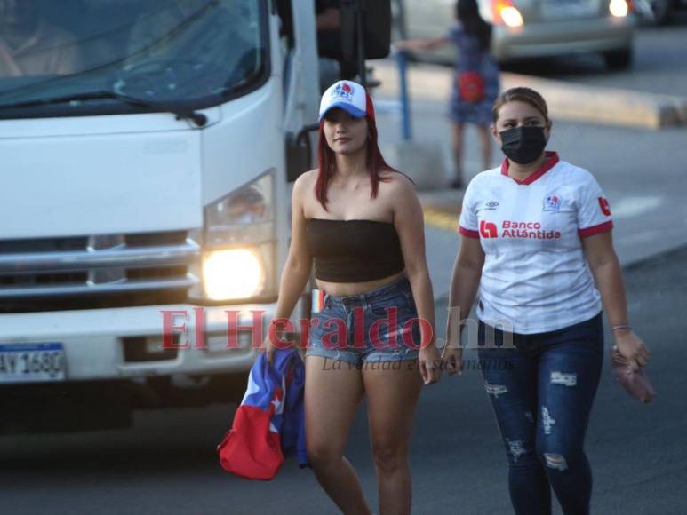 ¡Infierno blanco! Así se vive la previa del Olimpia-Municipal en el Chelato Uclés