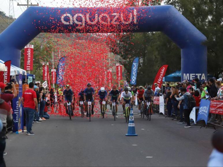 Juventud y tercera edad viven la adrenalina en la Vuelta Ciclística 2022 de EL HERALDO