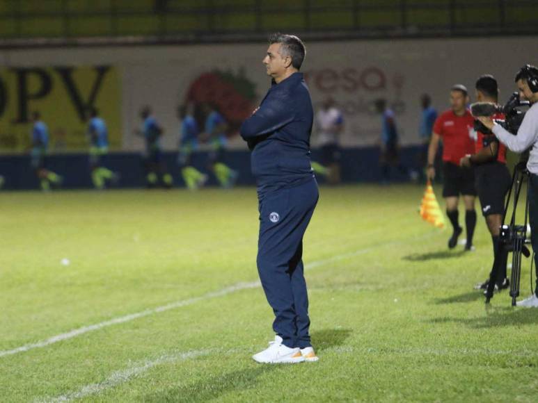 ¡Le sacaron amarilla! Así fue el debut de Diego Vázquez con Motagua