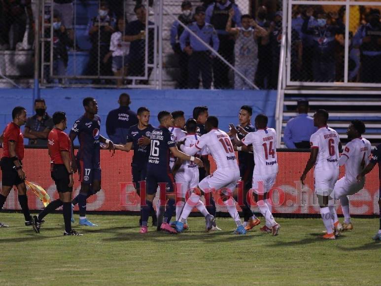 Zafarrancho, polémica y un emotivo saludo: Las imágenes que dejó el Motagua-Olimpia