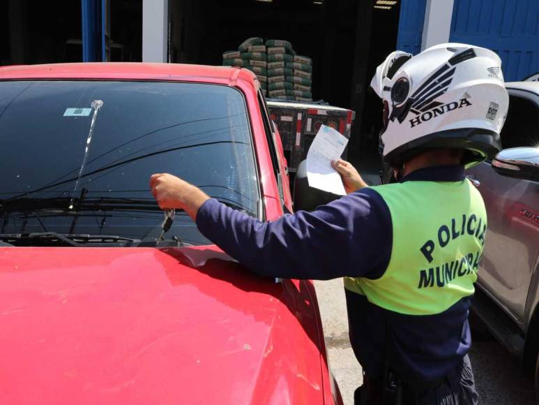 Inician decomiso de vehículos invasores en la salida a Danlí