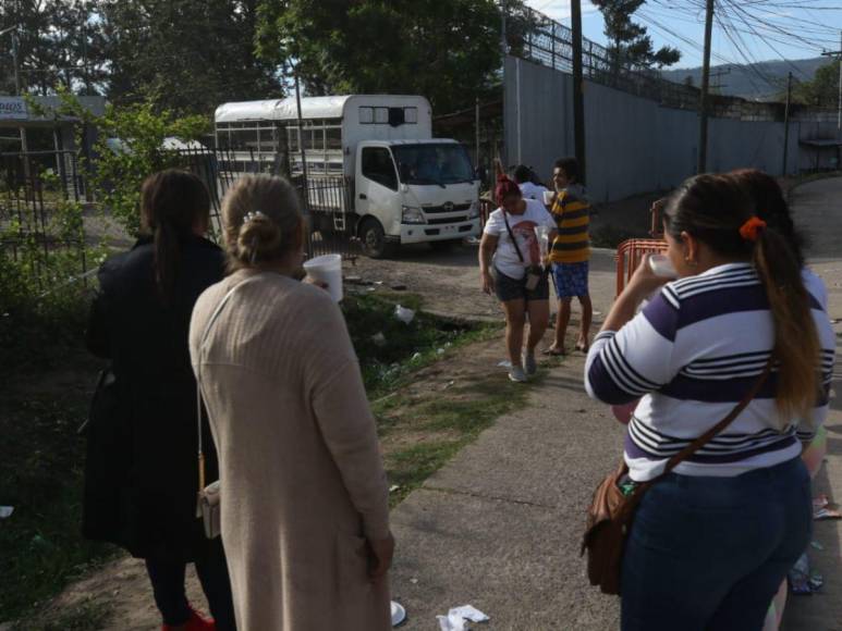 Familiares en espera de información: Así luce PNFAS un día después de la matanza