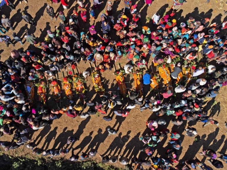 Chiuri, la aldea destruida por el sismo en Nepal, despide sus muertos