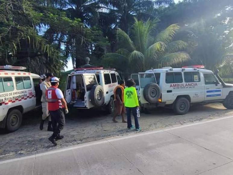 Labores de rescate y atención a heridos tras naufragio cerca de Roatán