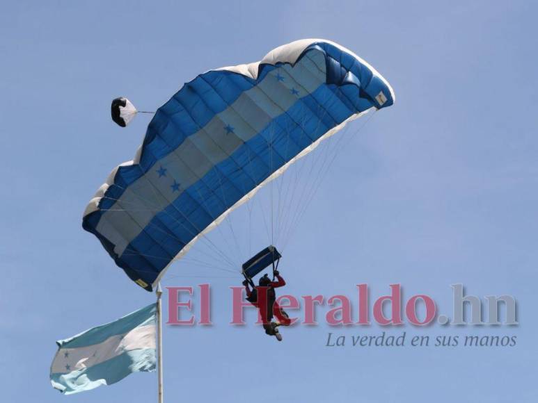 FOTOS: Paracaidistas se alistan para el salto por la Patria el 15 de septiembre