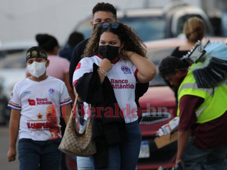 ¡Infierno blanco! Así se vive la previa del Olimpia-Municipal en el Chelato Uclés