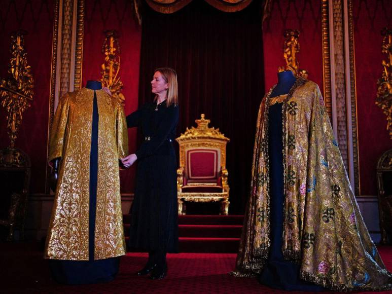 Oro y bordados, las lujosas prendas ceremoniales que se usarán en la coronación de Carlos III