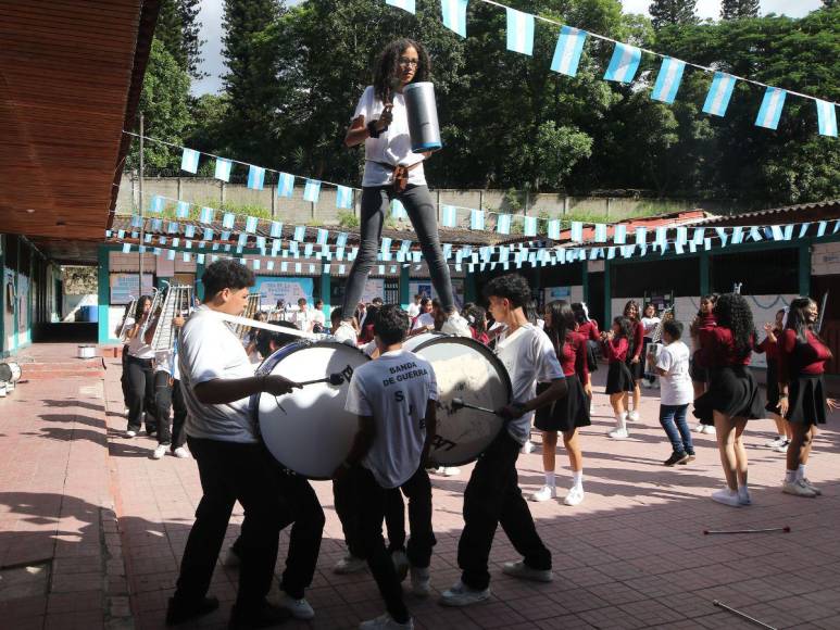 Con acrobacias y coreografía, banda del San Juan Bosco prepara espectáculo en desfiles